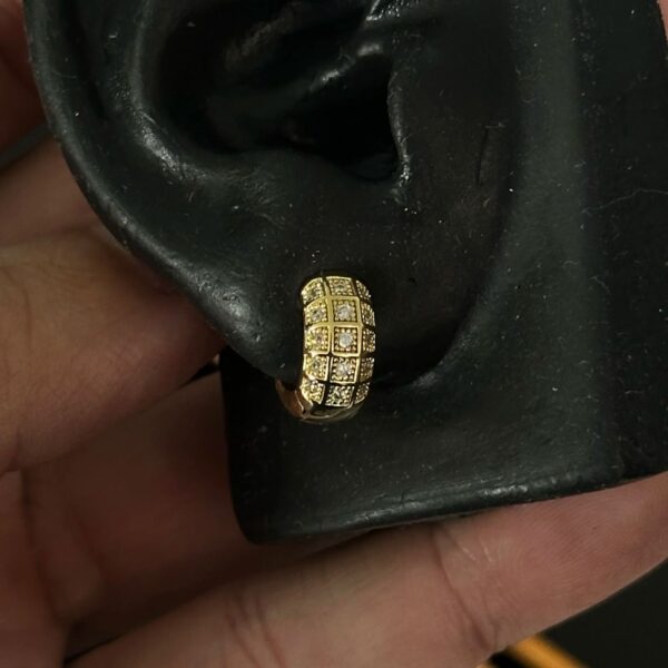 Brinco argola cravejado 3 fileira banhado a ouro 18k