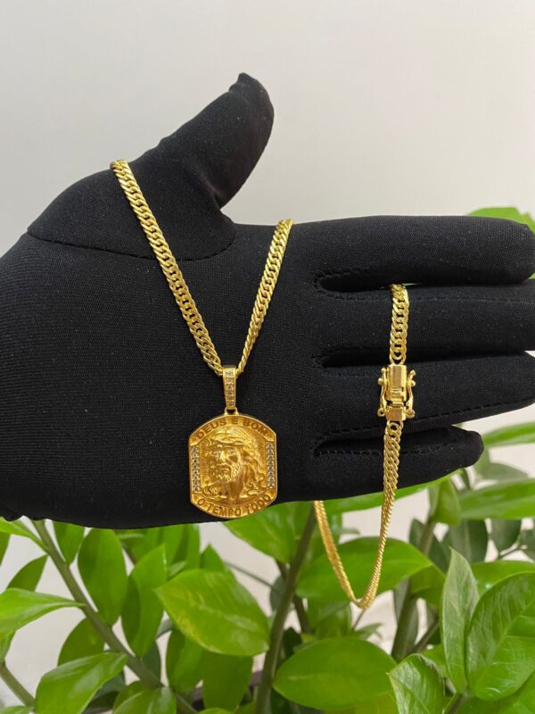 Lacraia 5mm + Pingente Jesus Cristo Cravejado M Banhado a Ouro 18K