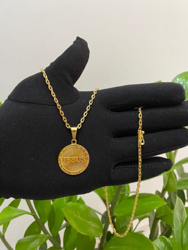 Corrente Cadeado 2mm + Pingente Redondo Jesus 3D Banhada a Ouro 18K