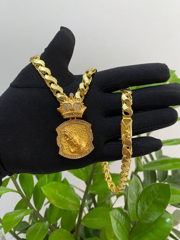 Corrente Friso S 8mm + Pingente Coroa Mão Cruzada Cravejado Banhado a Ouro 18K