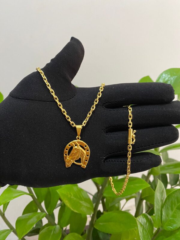 Corrente Cadeado 3mm + Pingente Ferradura de Cavalo Banhado a Ouro 18K
