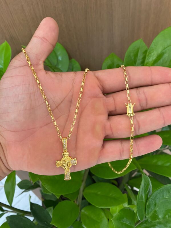 Corrente Tijolinho 2mm + Pingente Cruz com Imagem de Jesus Cravejado Banhada a Ouro 18K