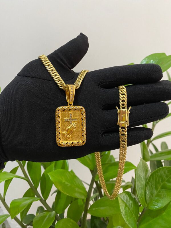 Corrente Lacraia 6mm + Pingente Quadrado Mãos Cruzadas Cravejado Banhada a Ouro 18K