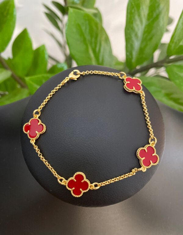 Pulseira trevo com pedra vermelha 19cm banhado a ouro 18k